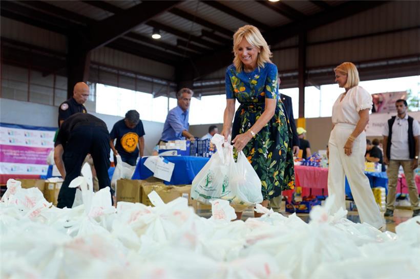 Jill Biden (M), First Lady der USA, und weitere Personen füllen Taschen mit Hilfsgütern für die Opfer des Hurrikans „Fiona“
