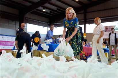 Jill Biden (M), First Lady der USA, und weitere Personen füllen Taschen mit Hilfsgütern für die Opfer des Hurrikans „Fiona“

