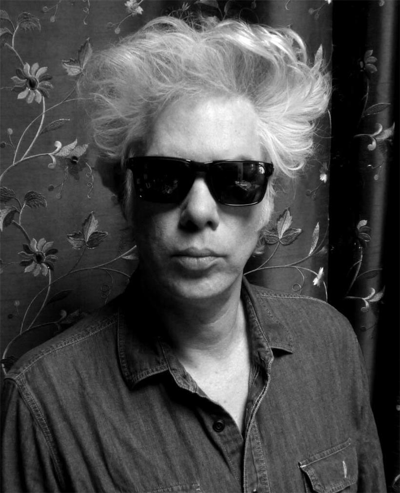 Porträt von Jim Jarmusch, US-amerikanischer Independent-Filmemacher und Kultregisseur, vor neutralem Hintergrund