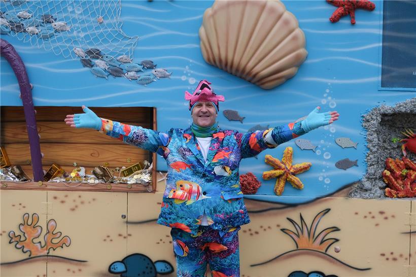 Wie ein bekennender Karnevalsmuffel die „Dikricher Cavalcade“ erlebt Porträt von Jim Poeckes, gebürtiger „Fuesgeck“, mit freundlichem Lächeln und traditionellem Hintergrund