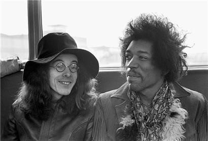 Jimi Hendrix (r) und der Bassgitarrist Noel Redding nach ihrer Landung im Flughafenbus
