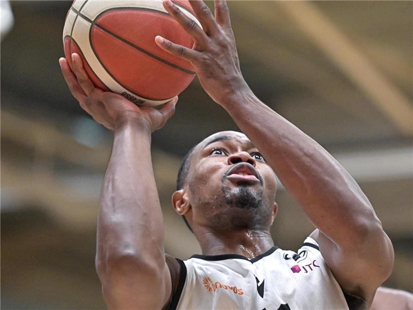 Jimmie Taylor erzielt 21 Punkte bei Basketballspiel, dynamische Aktion auf dem Spielfeld