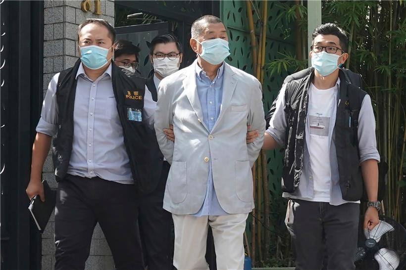 Jimmy Lai (M), Medien-Tycoon in Hongkong und Gründer der Lokalzeitung Apple Daily, wird in seinem Haus in Hongkong von Polizeibeamten verhaftet. Lai wurde wegen des Verdachts auf Absprachen mit ausländischen Mächten verhaftet. 
