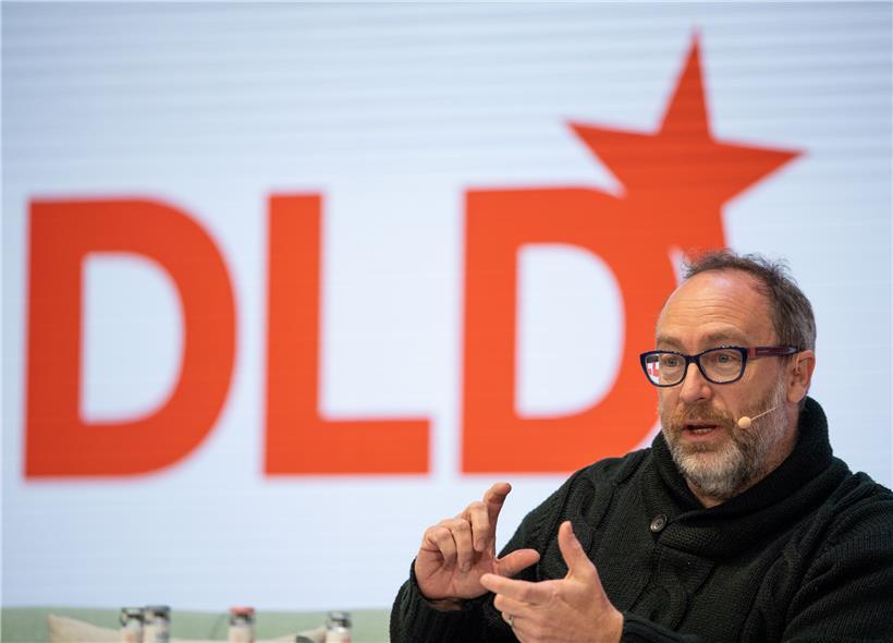 Jimmy Wales, Mitbegründer der Online-Enzyklopädie Wikipedia, spricht während der er Innovationskonferenz DLD (Digital Life Design) in München auf der Bühne. 
