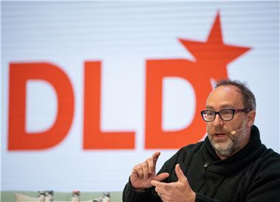 Jimmy Wales, Mitbegründer der Online-Enzyklopädie Wikipedia, spricht während der er Innovationskonferenz DLD (Digital Life Design) in München auf der Bühne. 
