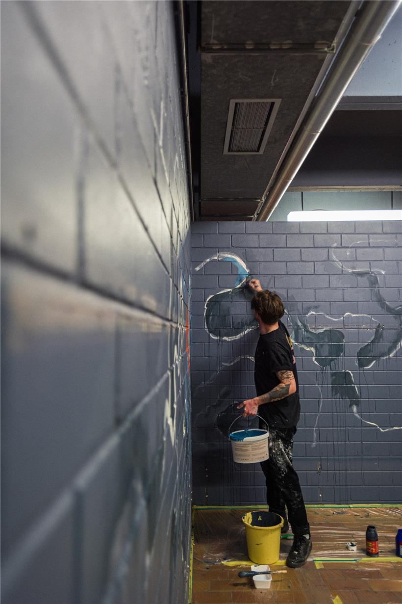 Jo Malano widmet sich in den Umkleiden dem Thema Wasser
