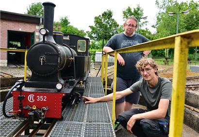 Jo Menster und Olivier Coljon von der „CFL Lankelz asbl.“ inspizieren die Minidampflok vor der ersten Fahrt
