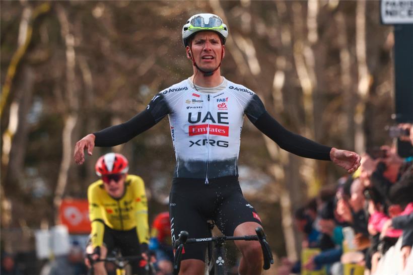 João Almeida gewann die 4. Etappe von Paris-Nice vor Topfavorit Jonas Vingegaard (im Hintergrund)
