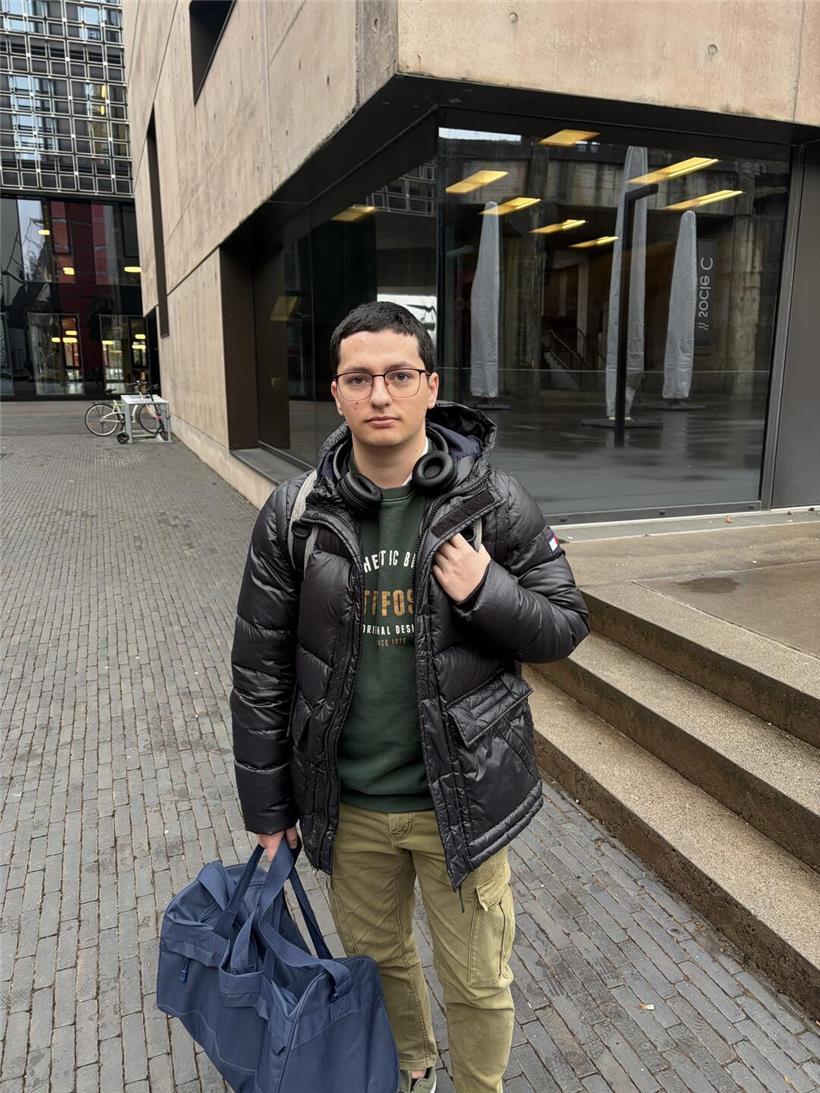 Joao nachdenklich und unsicher, kann Anschuldigungen nicht beurteilen, Zweifel und Ungewissheit im Gesicht sichtbar