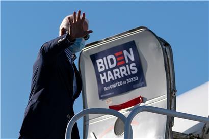 Joe Biden Anfang Oktober auf dem Weg zu einer Wahlkampfveranstaltung in Arizona
