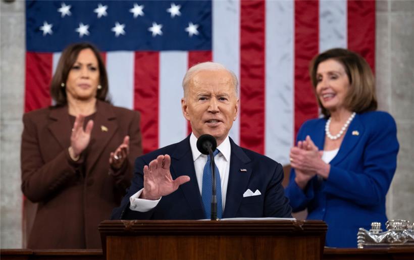 Joe Biden, Präsident der USA, spricht zu Abgeordneten bei seiner Rede zur Lage der Nation vor einer gemeinsamen Sitzung des Kongresses im Kapitol. Dahinter stehen Kamala Harris (l.), Vizepräsidentin der USA, und Nancy Pelosi, Sprecherin des US-Repräsentantenhauses.
