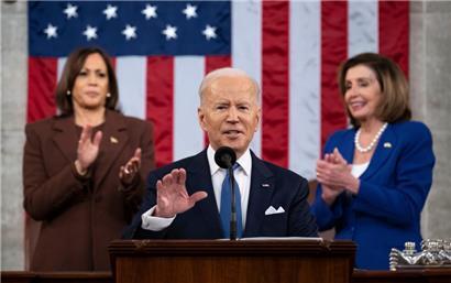 Joe Biden, Präsident der USA, spricht zu Abgeordneten bei seiner Rede zur Lage der Nation vor einer gemeinsamen Sitzung des Kongresses im Kapitol. Dahinter stehen Kamala Harris (l.), Vizepräsidentin der USA, und Nancy Pelosi, Sprecherin des US-Repräsentantenhauses.
