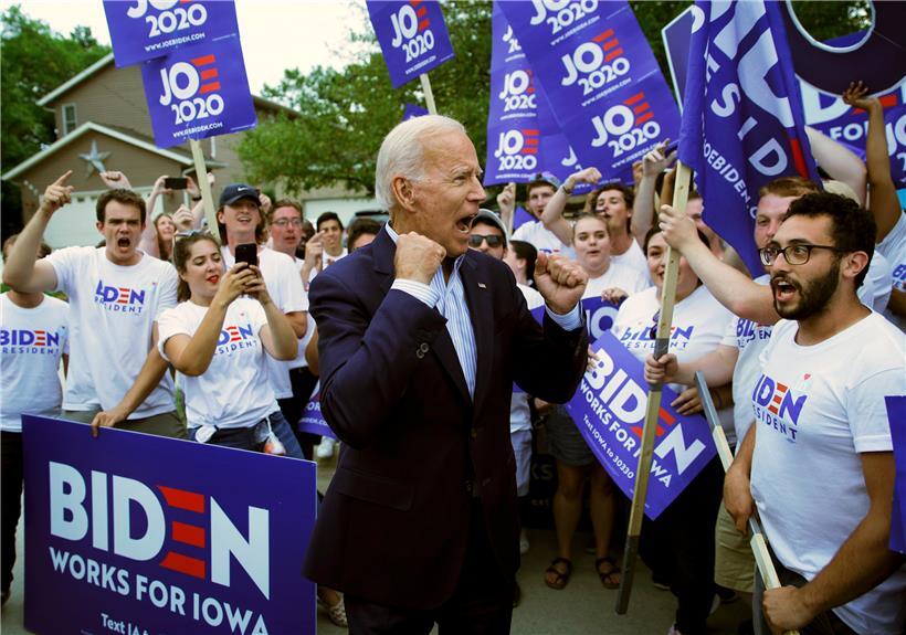 Joe Biden, designierter Präsidentschaftskandidat der US-Demokraten, spricht mit Anhängern.
