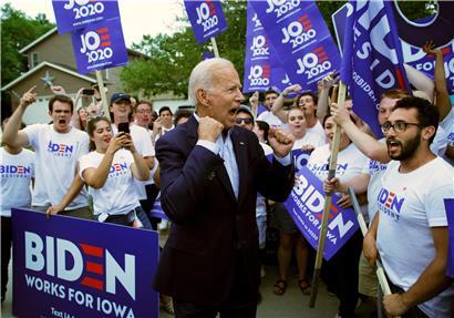 Joe Biden, designierter Präsidentschaftskandidat der US-Demokraten, spricht mit Anhängern.
