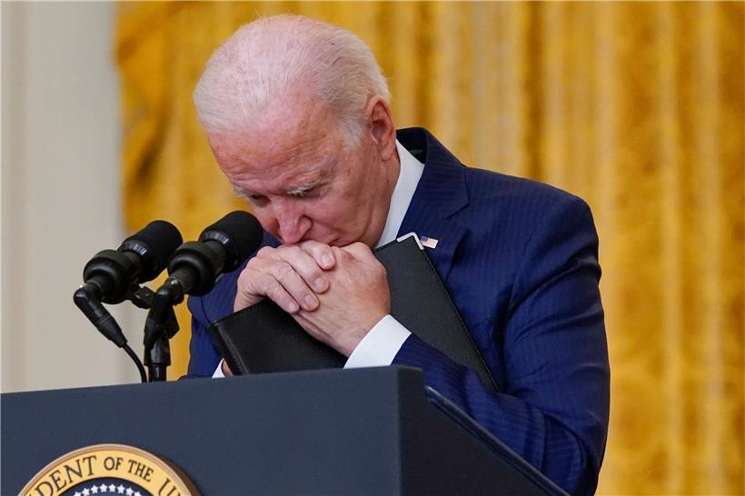 Joe Biden hält inne, als er im Weißen Haus nach dem tödlichen Anschlag in der Nähe des Flughafens von Kabul spricht
