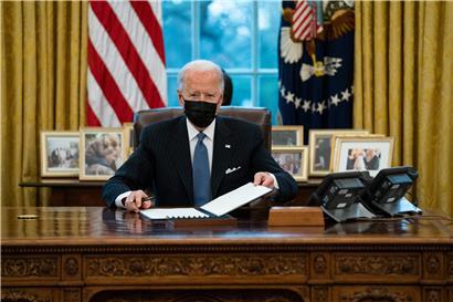 Joe Biden im Oval Office: Der neue US-Präsident räumt mit der Politik seines Vorgängers auf
