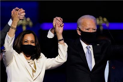 Joe Biden (r), «Gewählter Präsident» («President Elect»), und Kamala Harris, «Gewählte Vizepräsidentin» («Vicepresident Elect»), stehen im Rahmen einer Ansprache auf der Bühne und tragen Mund-Nasen-Schutz. 
