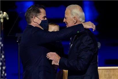 Joe Biden (r.), gewählter Präsident der USA, umarmt nach einer Ansprache seinen Sohn Hunter auf der Bühne

