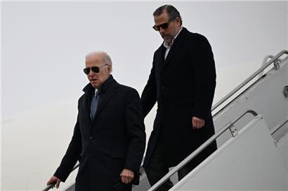 Joe Biden und sein Sohn Hunter im Februar 2023 
