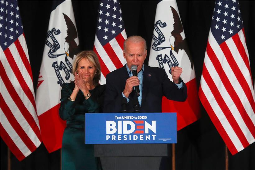 Joe Biden wartet mit seiner Frau auf die Ergebnisse der Vorwahl in Iowa
