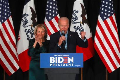 Joe Biden wartet mit seiner Frau auf die Ergebnisse der Vorwahl in Iowa
