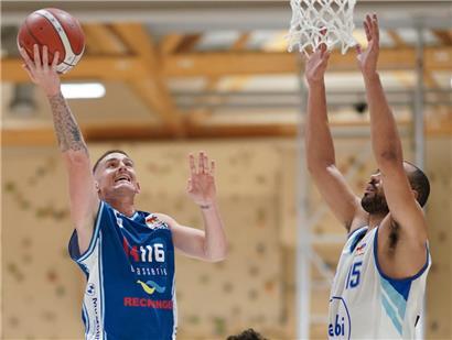 Joé Biever (l.) und Esch teilen sich derzeit die Tabellenspitze der LBBL mit Steinsel
