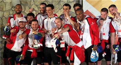 Joé Kalmes (r.) durfte sich 2019 über die Silbermedaille freuen und wird vier Jahre später erneut für die FLBB-Herren bei den JPEE in Malta auflaufen
