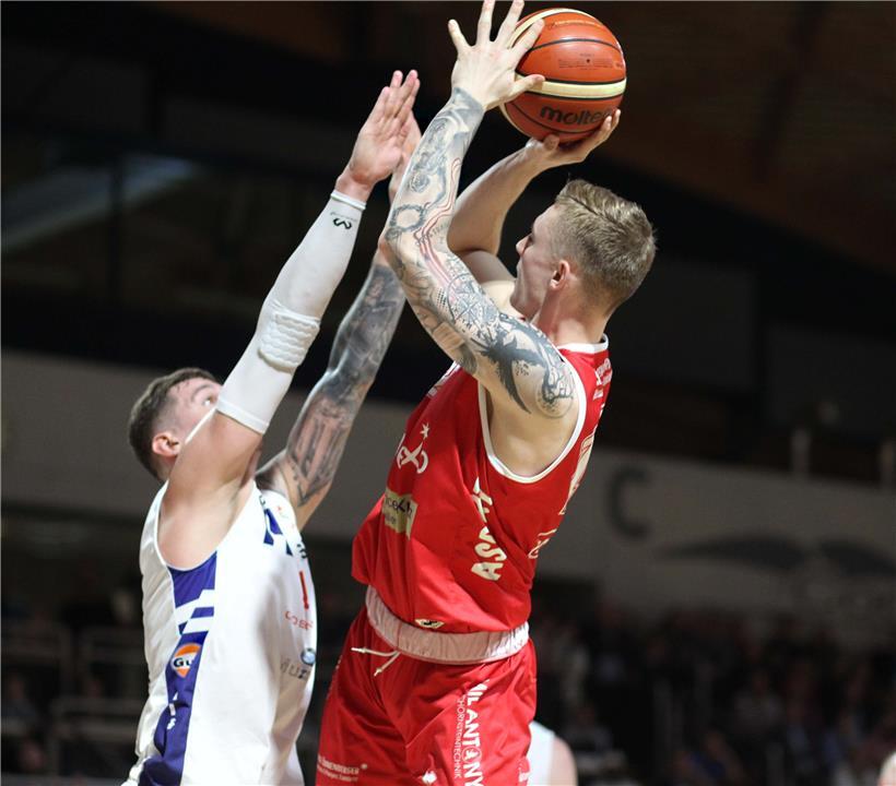 Joé Kalmes (r.) und Alex Rodenbourg teilen sich nur den Basketball, sondern auch Tattoos als ihre Leidenschaft
