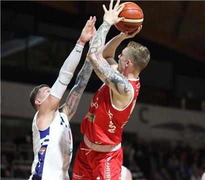 Joé Kalmes (r.) und Alex Rodenbourg teilen sich nur den Basketball, sondern auch Tattoos als ihre Leidenschaft
