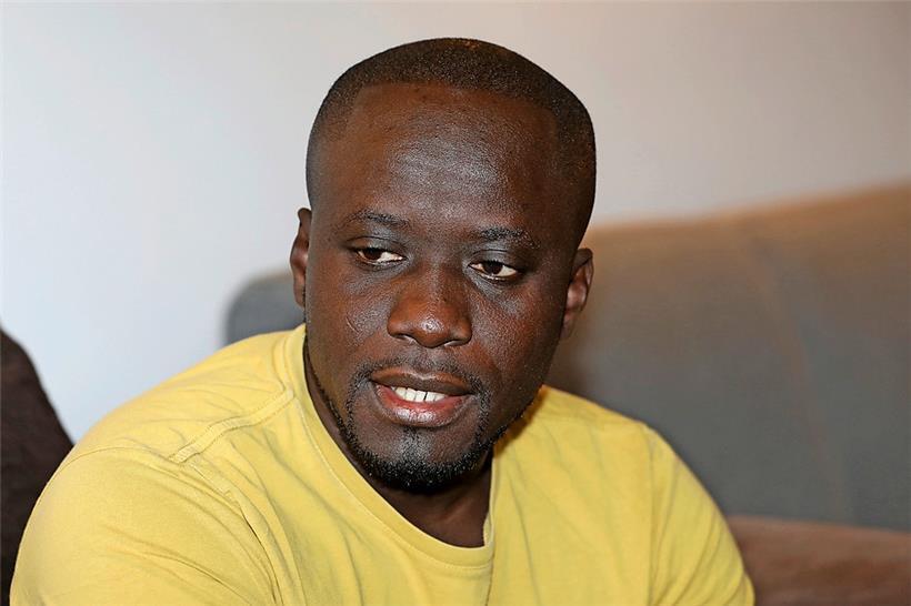 Joel (35) ist anerkannter Asylbewerber und macht eine Ausbildung. Er stammt aus ...