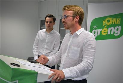 Joël Back (l.) und Fabricio Costa (r.) stellten die Ideen ihrer Partei vor, wie der Wohnungsnotstand zu lösen ist
