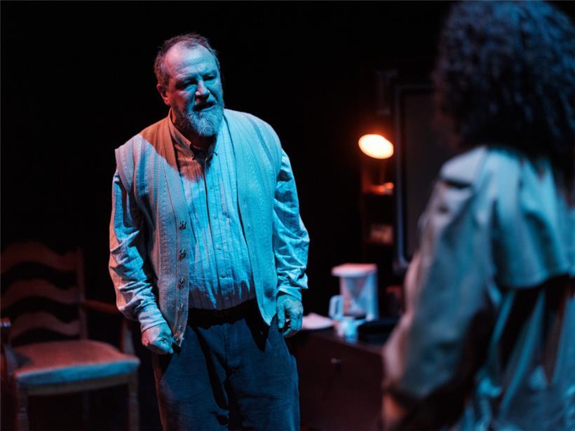 Joël Delsaut gibt Ammi Pierce: eine Schlüsselfigur im Original von Lovecraft und in der Theateradaption von Mani Muller und Bach-Lan Lê-Bá Thi
