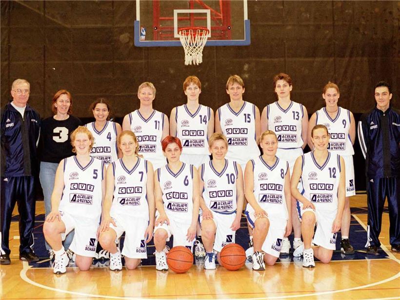 Joëlle Scharlé (Nr. 15) und Diane Becker (Nr. 12) beim gemeinsamen Lauf für den Fußballverein Etzella