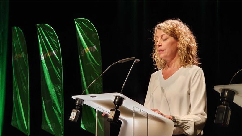 Joëlle Welfring wirkt bei ihrer Rede auf dem Parteikongress der Grünen am Samstagmorgen konzentriert
