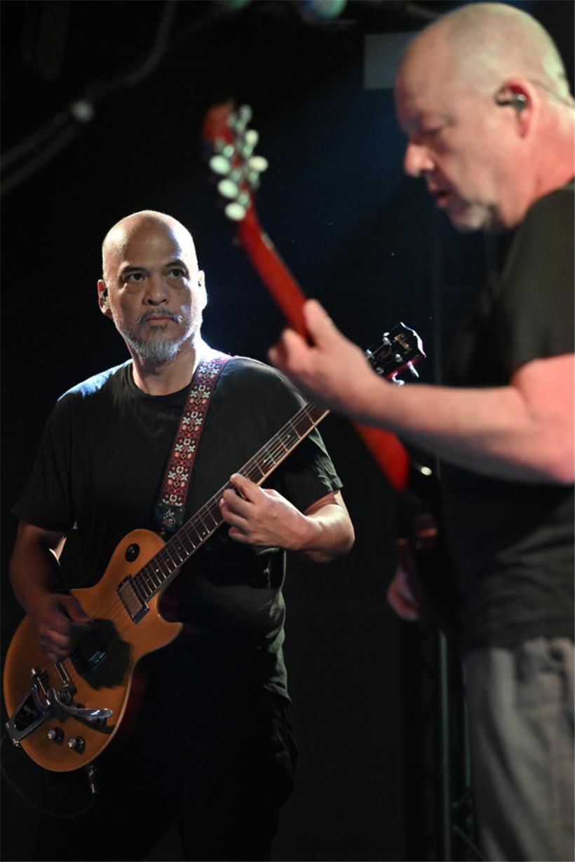 Joey Santiago à la guitare
