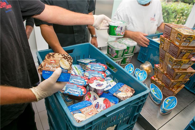 Joghurt und andere Milchprodukte gehören zu den Waren, die die Mitarbeiter samme...
