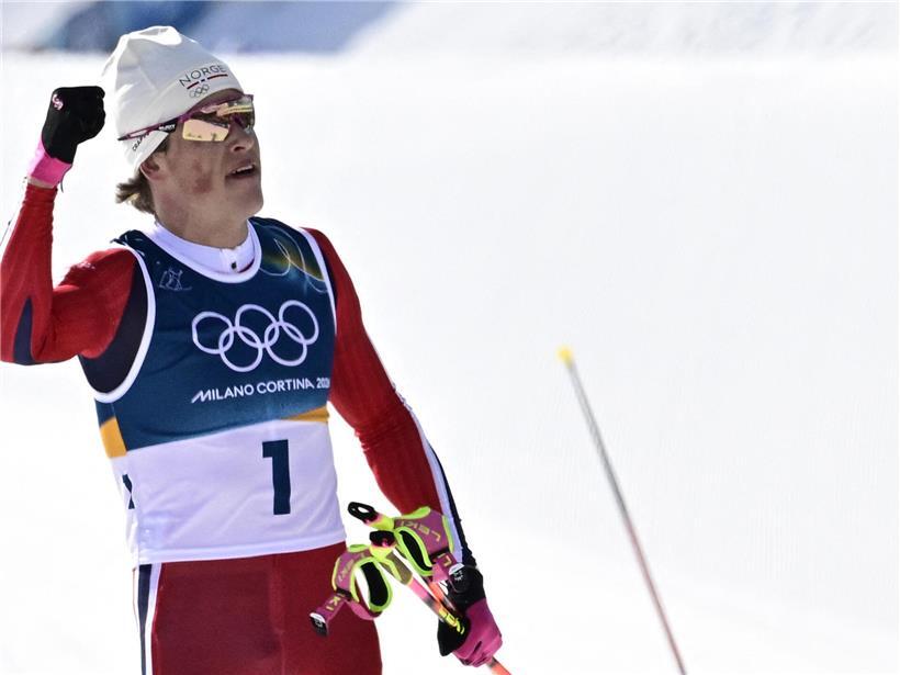 Johannes Hösflot Kläbo beim Skilanglauf in dynamischer Haltung, unaufhaltsam und fokussiert auf der Loipe