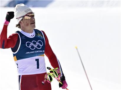 Johannes Hösflot Kläbo beim Skilanglauf in dynamischer Haltung, unaufhaltsam und fokussiert auf der Loipe