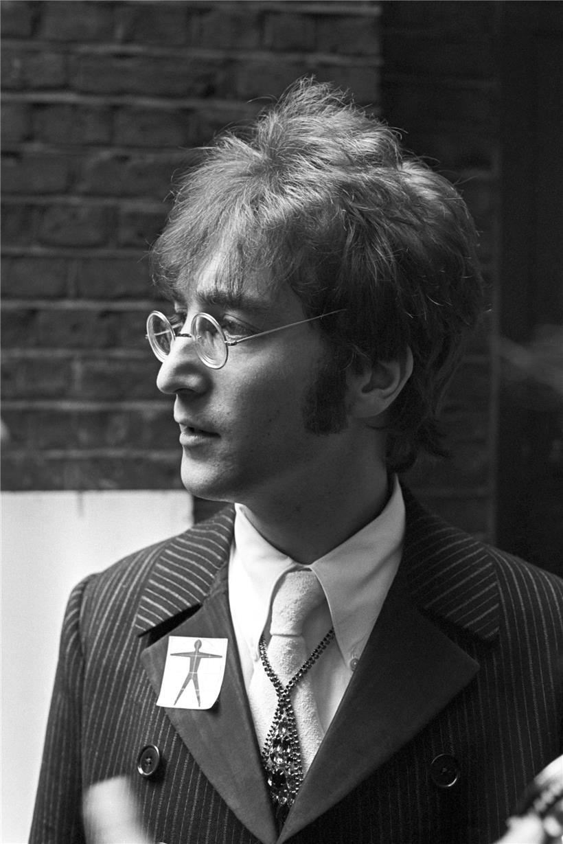 John Lennon 167 in den EMI Studios, wo sich die Beatles auf ihren Auftritt in de...