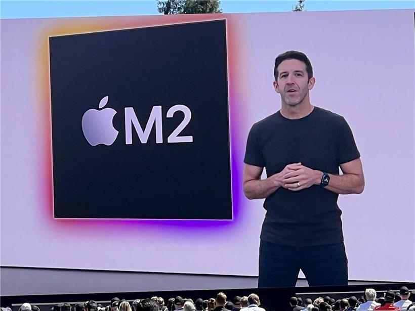 John Ternus präsentiert den Apple M2 Mikroprozessor auf der WWDC 2022 im Apple Park, Cupertino
