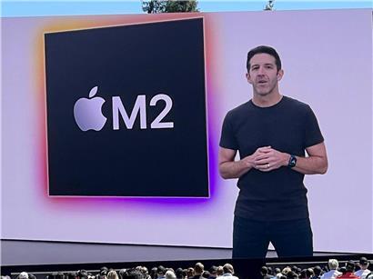 John Ternus präsentiert den Apple M2 Mikroprozessor auf der WWDC 2022 im Apple Park, Cupertino
