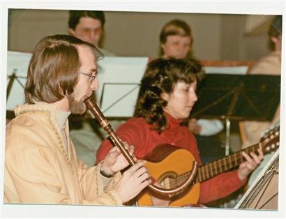 Johny Fritz jouant de la cromorne, instrument à vent médiéval
