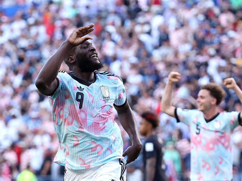 Joker Romelu Lukaku erzielt viertes WM-Tor, jubelt im Fußballspiel mit Trikot und Ball im Stadion