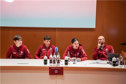 Jonah Flammang-Lies, Lennox Papi und Marie Schreiber (v.l.n.r.) fahren am Sonntag bei der WM in Li4évin. Unterstützt werden sie von Nationaltrainer Jempy Drucker (r.).
