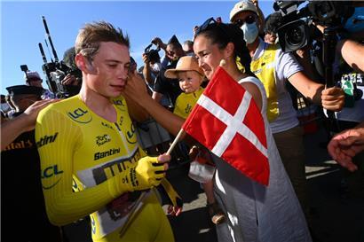 Jonas Vingegaard, der Sieger der Tour de France, mit seiner Frau Trine Hansen und ihrem Kind Frida  
