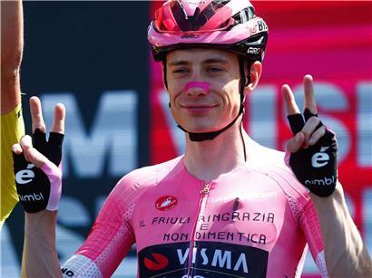 Jonas Vingegaard feiert als achter Radprofi den Gewinn aller drei großen Landesrundfahrten – Tour, Giro, Vuelta.
