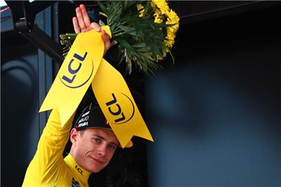 Jonas Vingegaard schlüpft durch seinen Tagessieg auch direkt ins Gelbe Trikot
