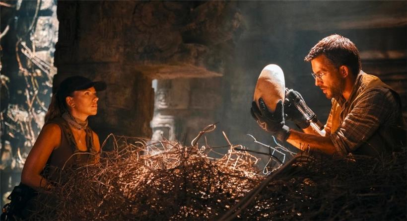 Jonathan Bailey (r.) and Scarlett Johansson (l.) in Jurassic World: Rebirth (2025)
