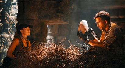 Jonathan Bailey (r.) and Scarlett Johansson (l.) in Jurassic World: Rebirth (2025)
