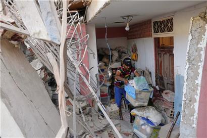 Jonathan Mayoral hilft Verwandten beim Aufräumen ihrer Wohnung, die nach Angaben der Bewohner während der US-Militäroperationen zur Festnahme des venezolanischen Präsidenten Maduro beschädigt wurde
